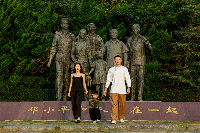 《邓小平和人民在一起》雕塑公园