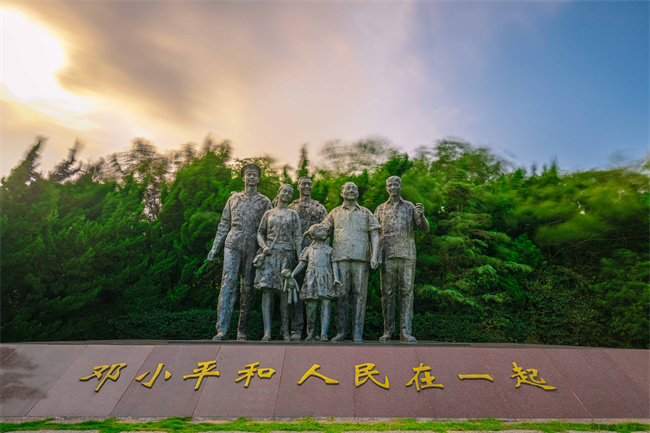 《邓小平和人民在一起》雕塑公园